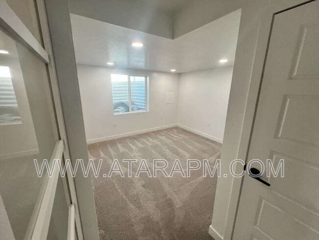 Building Photo - 1754 Oakwood Ln