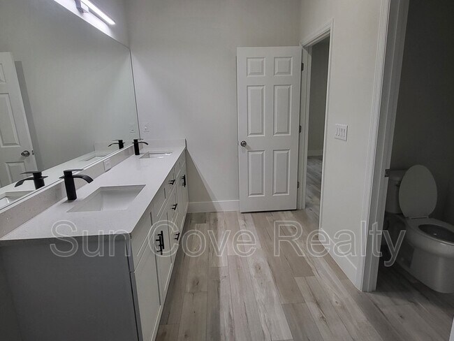 Building Photo - 1604 W Gainsboro Ln