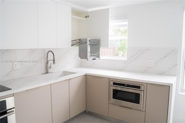 Building Photo - 10996 NW 58th Terrace