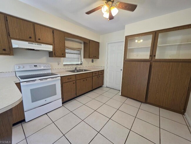 Building Photo - 1512 Huntdale St E