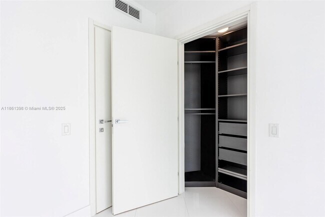 Building Photo - 1300 Brickell Bay Dr