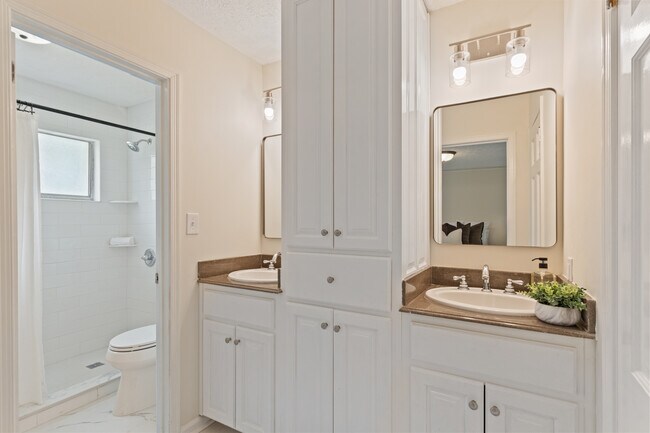 Building Photo - 2451 Belcher Dr
