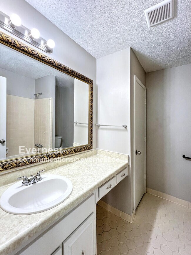 Building Photo - 2947 Crowell St