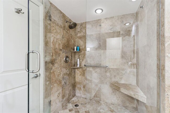 Building Photo - 1 Beach Dr SE