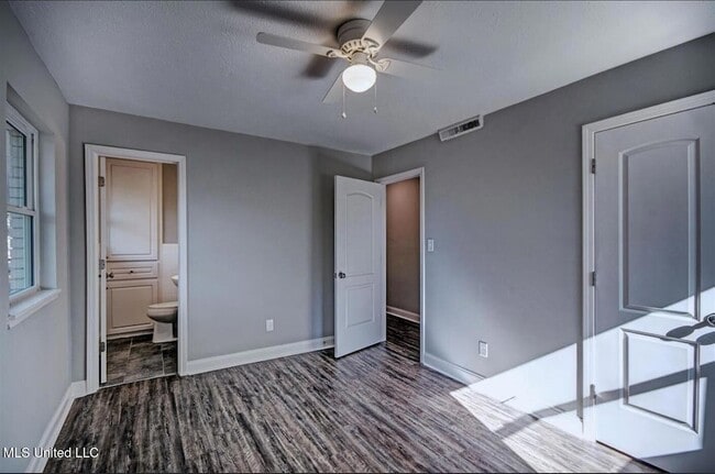 Building Photo - 361 Mary Ann Dr