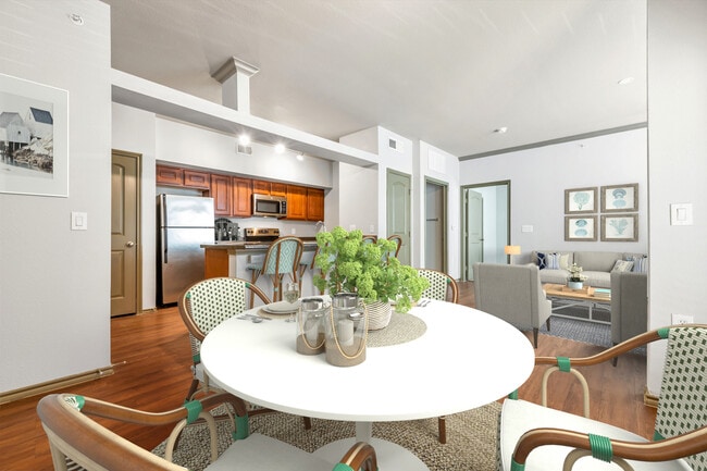 Building Photo - Lakeside Villas (Dallas)