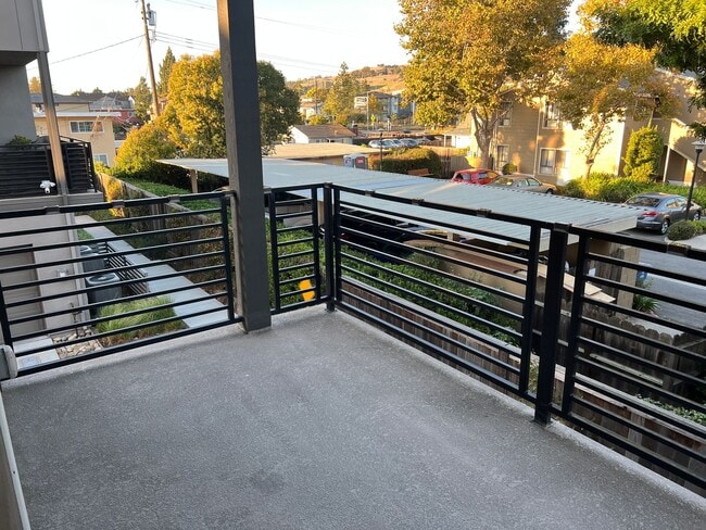 Building Photo - CONTEMPORARY BRIGHT SPACIOUS TOWNHOME WITH...