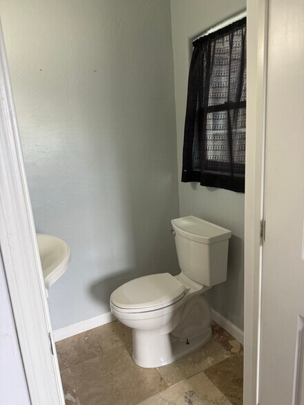 Building Photo - 714 E Eason Ave