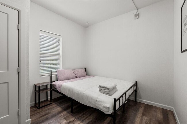 Building Photo - 911 W 22nd St