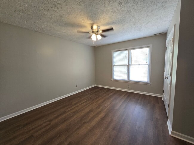 Building Photo - NEW LISTING!!!!!