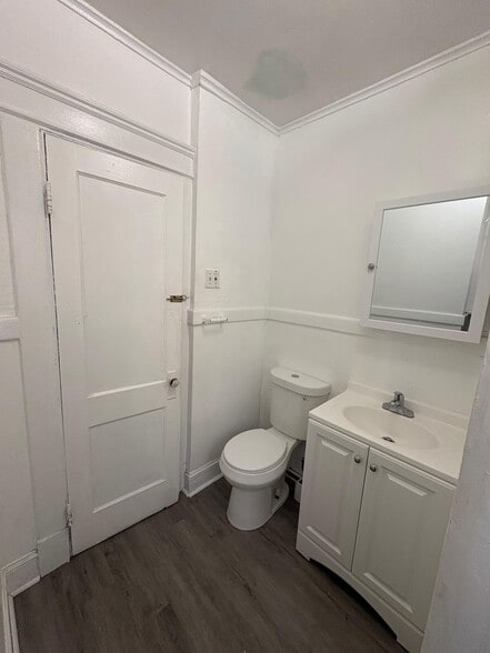 Building Photo - 37 Eastwood Ave