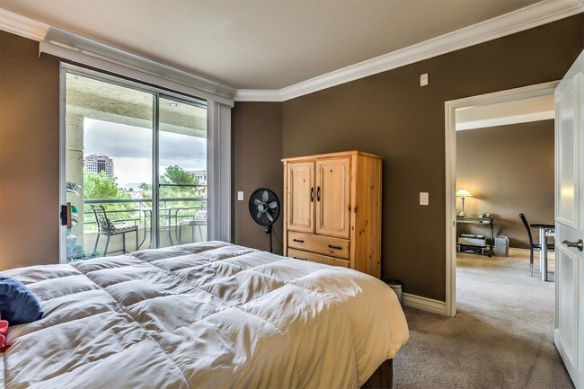 Building Photo - 230 E Flamingo Rd