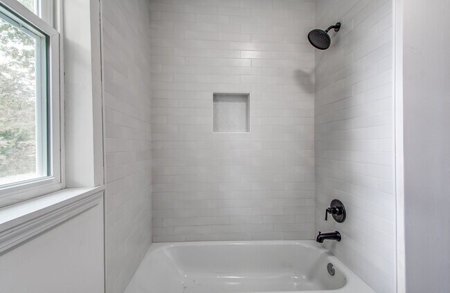 Building Photo - Elegant Midtown Memphis Single-Family Home...