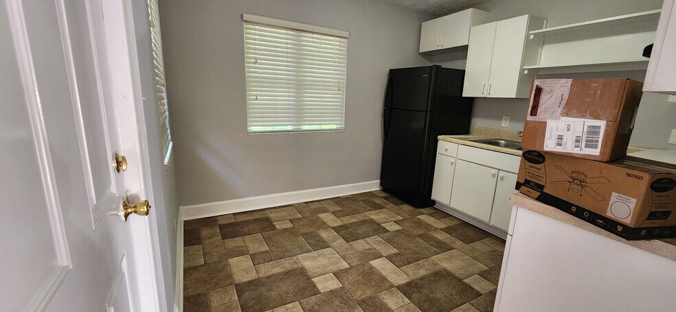 Building Photo - Room in Apartment on 8th St