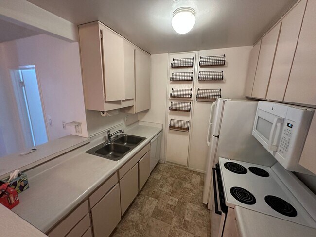 Building Photo - Top-Floor Corner Unit | 3BR in Cross Creek Village, Playa del Rey