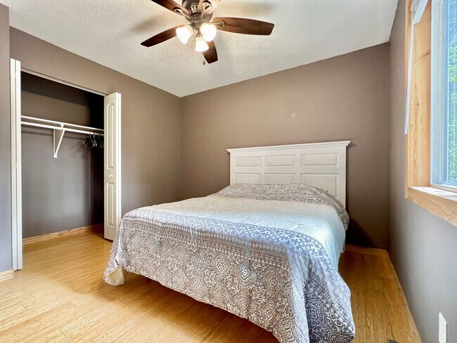Building Photo - Updated and spacious! Ready for move in!