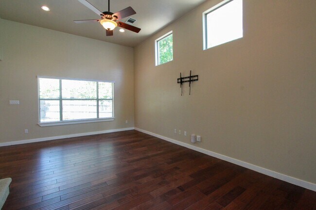 Building Photo - 2102 Laura Ct