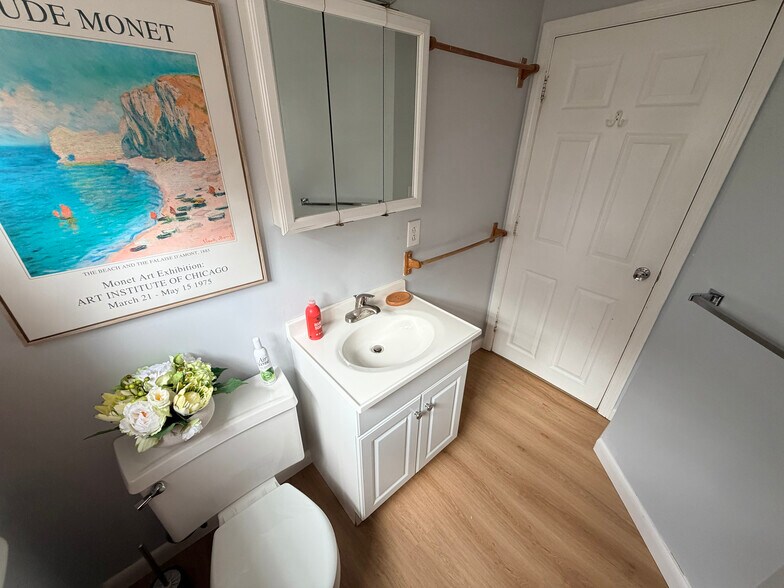 Building Photo - 18 Colonial Dr