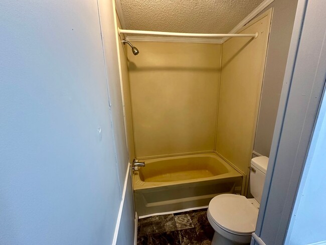 Building Photo - Country Living!