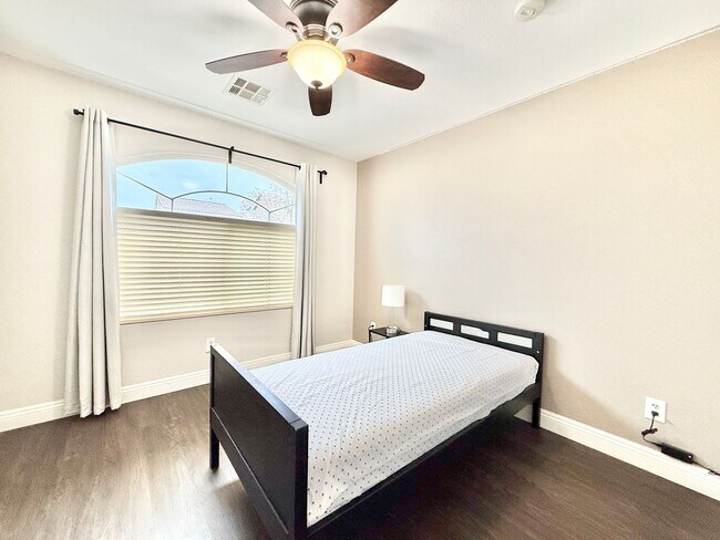 Building Photo - Charming Cul-de-Sac Home with Bonus Room & Backyard