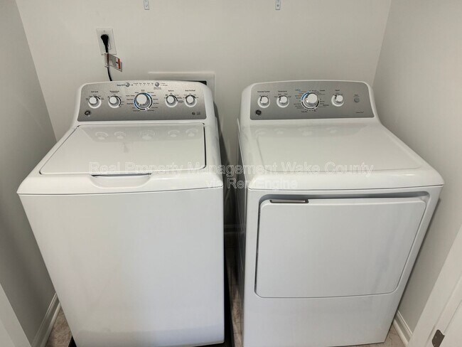 Building Photo - 416 Rowe Wy