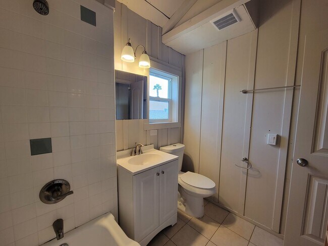 Building Photo - 553-557 Silver Strand Blvd.