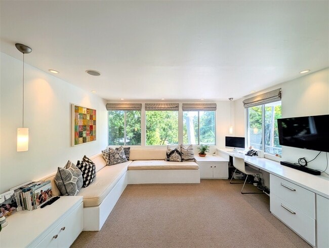 Building Photo - 10 Idalia Ct