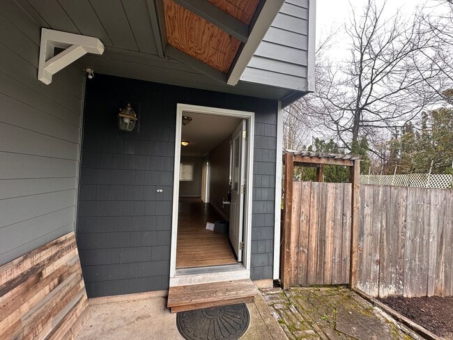 Building Photo - 912-916 NE Hacienda Ct