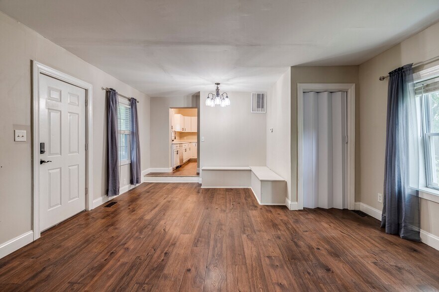 Building Photo - 2320 Beechmont Ave