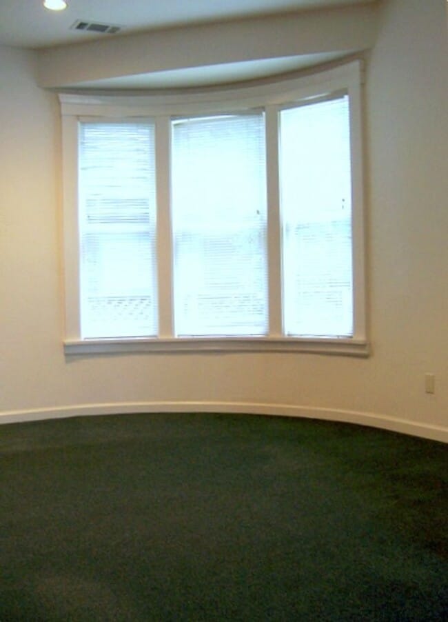 Building Photo - COMING SOON Spacious 5bdr/2bath units available for a lease ending May 30. Building is located at...