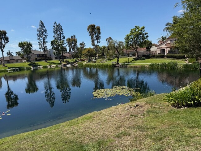 Building Photo - Lakeview Townhouse - 2 Bed / 1 ½ Bath