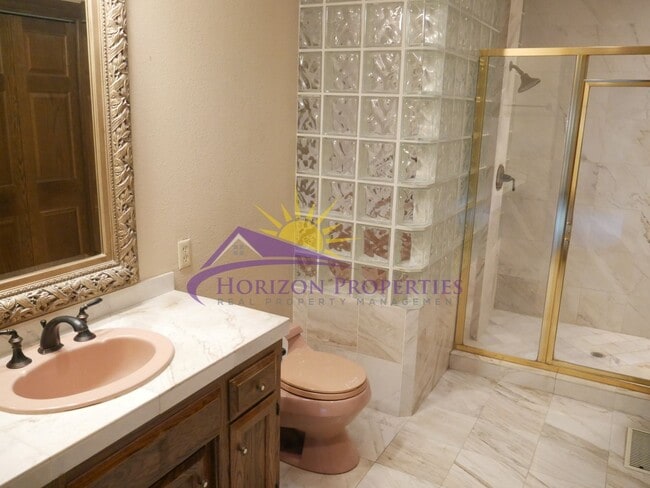 Building Photo - Spacious 4 Bed 4 Bath 2,954sqft Single Family Home in Carmichael