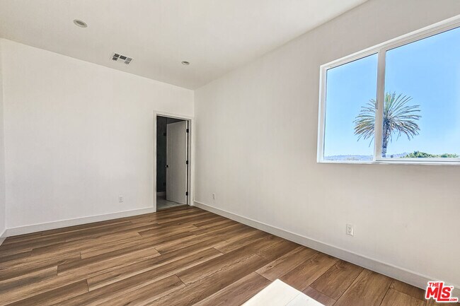 Building Photo - 1921 1/2 Carmona Ave