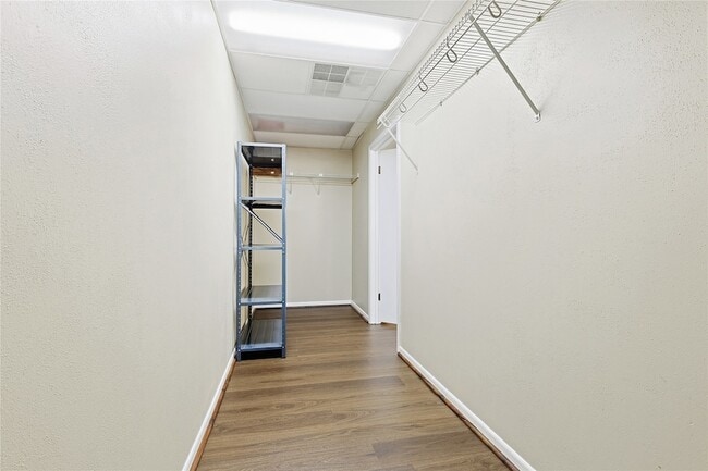 Building Photo - 2500 Mandell St