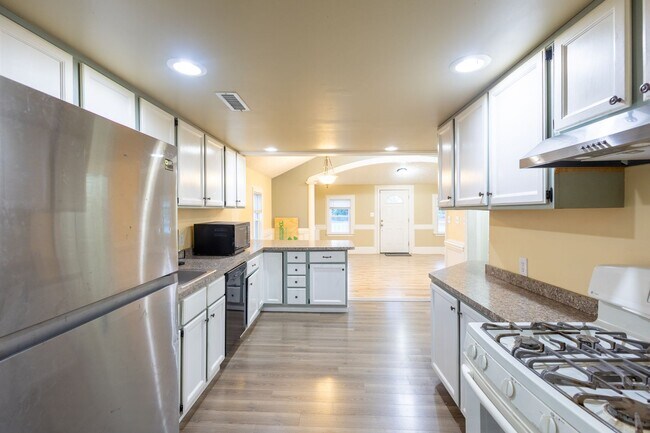 Building Photo - Cozy 3 BR/2 BA Single-Family Home in Halet...
