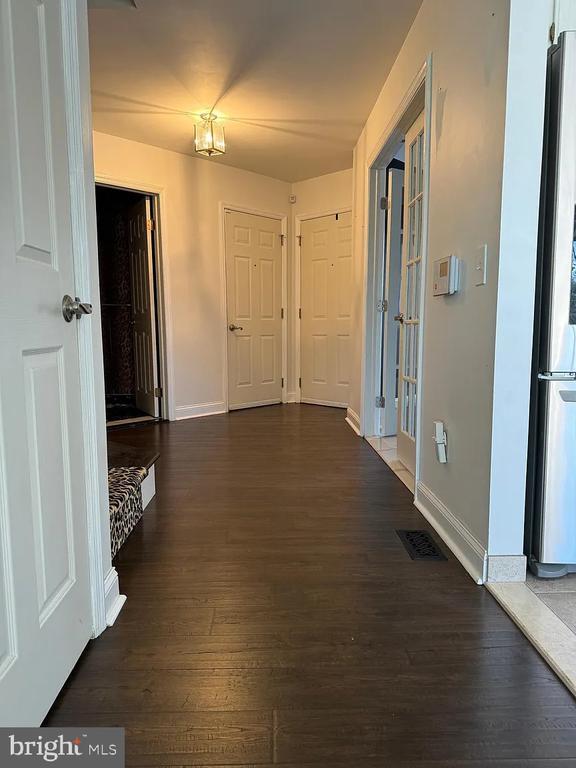 Building Photo - 518 Country Club Dr