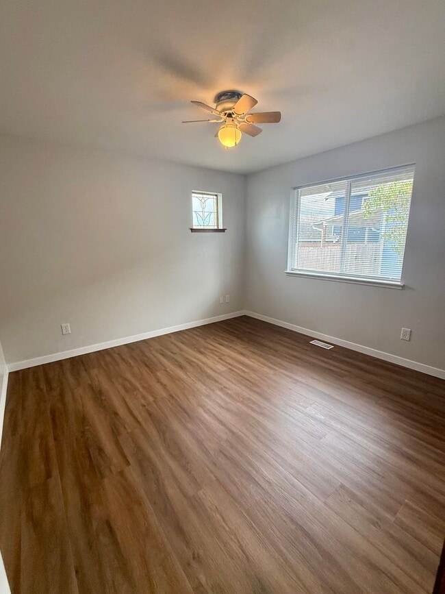 Building Photo - Live in Sunny Land! Updated 2 Bedroom with Great Amenities Available NOW!