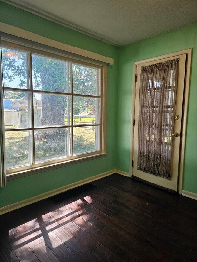 Building Photo - Cozy Fostoria Home
