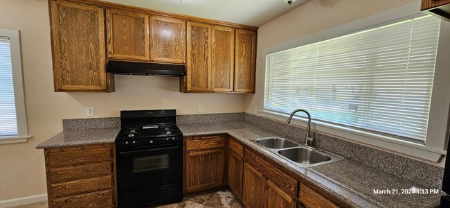 Building Photo - Charming Updated Single Story Home is Cent...