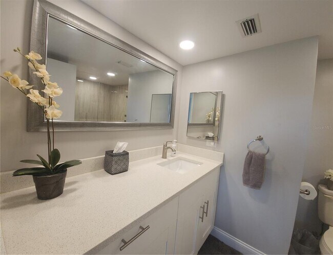 Building Photo - 1515 Pinellas Bayway S