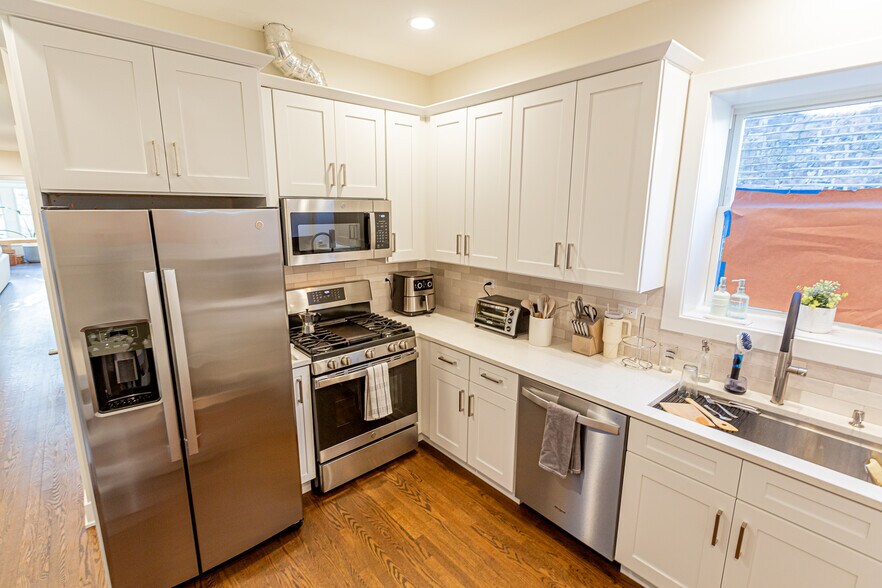 Kitchen (Different Unit) - 6527 N Newgard Ave