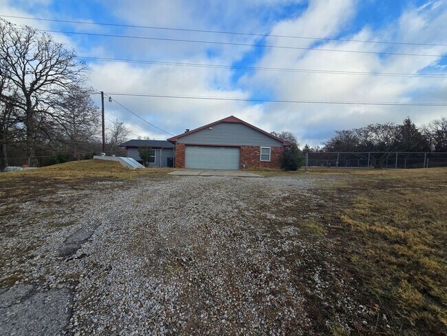 Building Photo - 4 bedroom 2 bath home in Seminole!