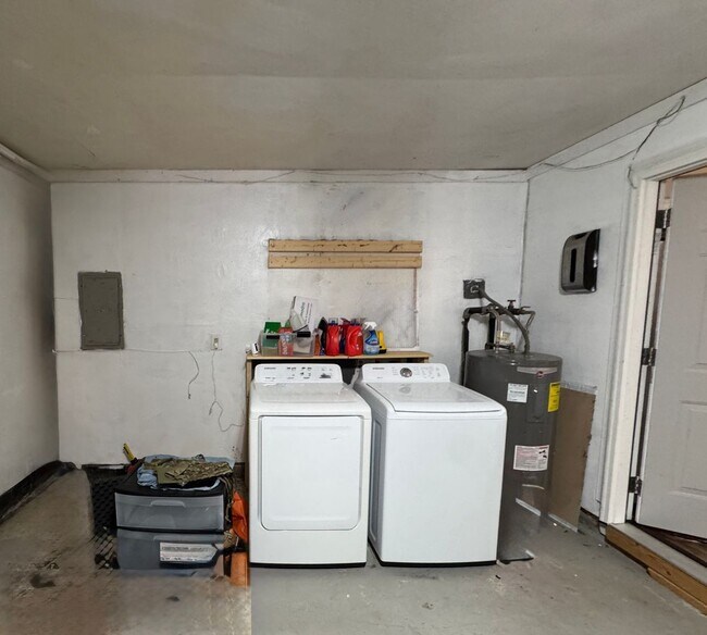 Building Photo - 3 bed/2 bath home on large corner lot