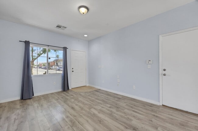 Building Photo - Updated Two-Story 3 bed/2.5 bath Home with Open Kitchen, Attached 1 Car Garage & Modern Flooring ...