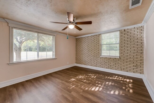 Building Photo - Beautifully Renovated 2 Bed 2 Bath - Deep-...