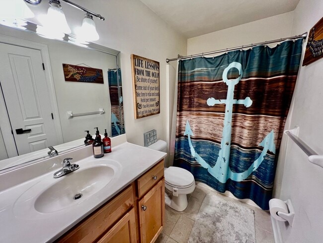 Building Photo - Gorgeous Home in the heart of Bayview Beach