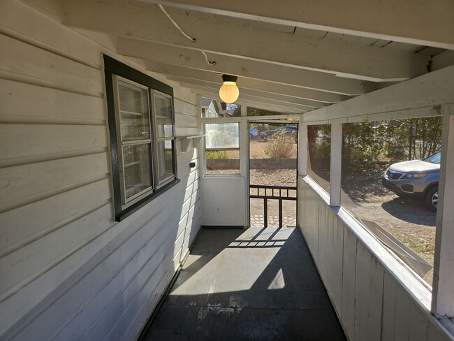 Building Photo - 2 bedroom 1 bath house right down from Edi...