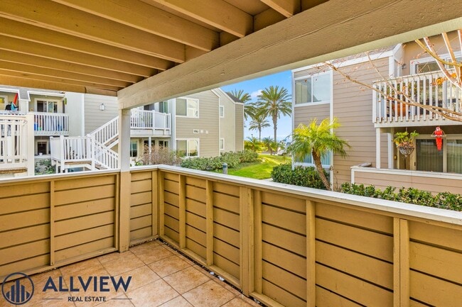 Building Photo - Remodeled 2 Bed, 2 Bath Condo with Ocean V...