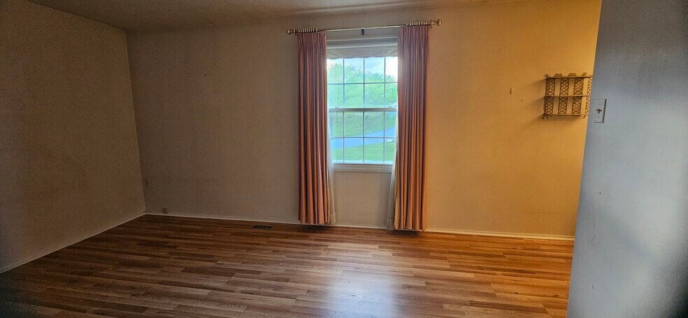Master Bedroom - 307 Countryside Dr