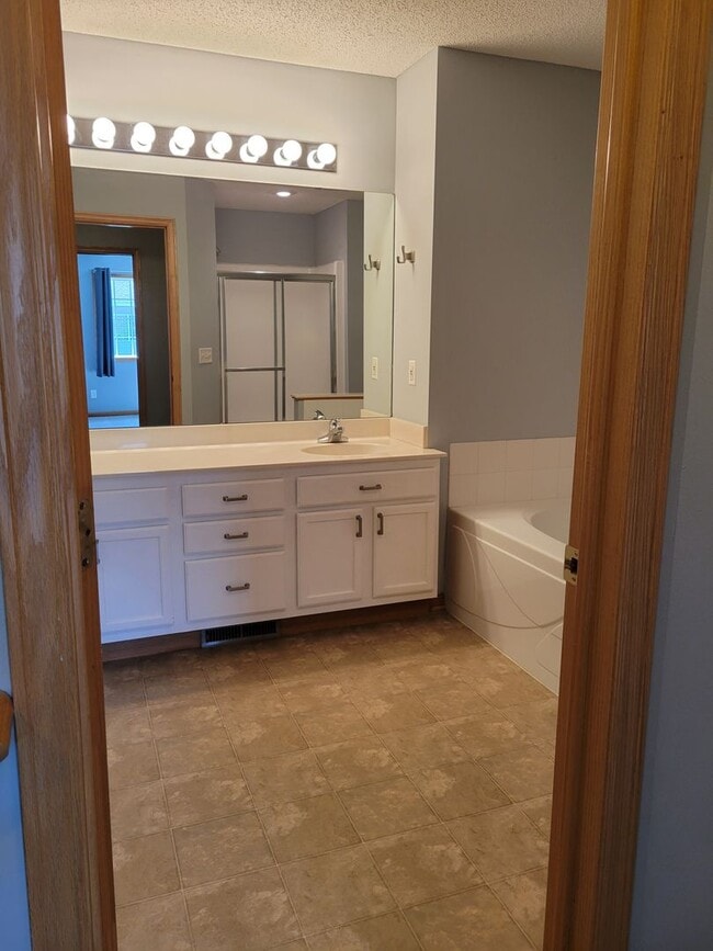 Building Photo - Spacious End Unit Townhouse